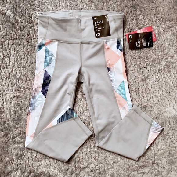 ✨ MAKE AN OFFER • GapFit Yoga Capri Pants - Picture 2 of 3